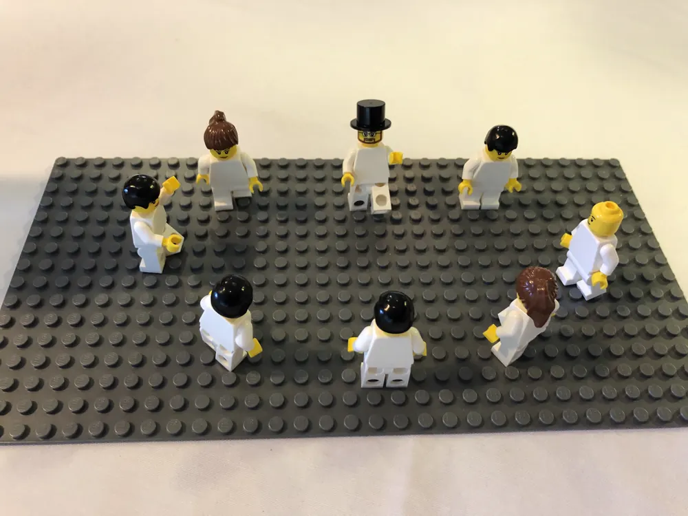 Figuras LEGO distribuidas en círculo sobre una base