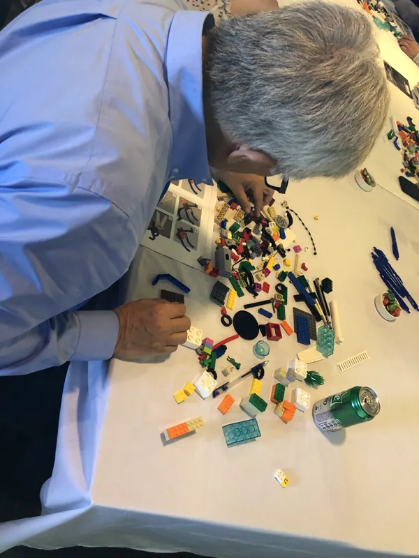 Participante ensambla piezas LEGO durante un taller