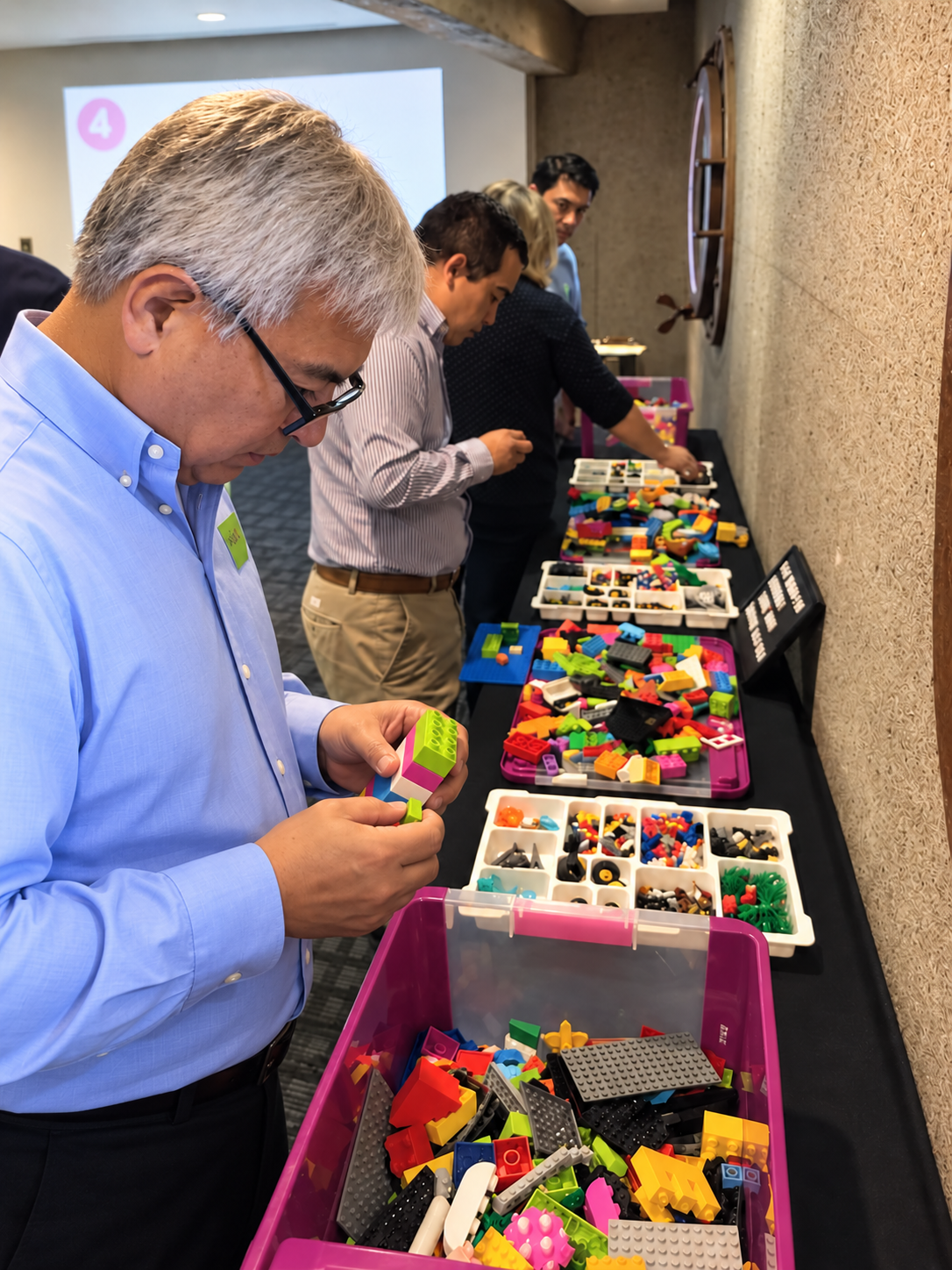 Personas eligen piezas LEGO durante una actividad grupal