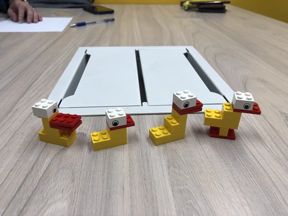 Pequeños modelos LEGO construidos en una mesa