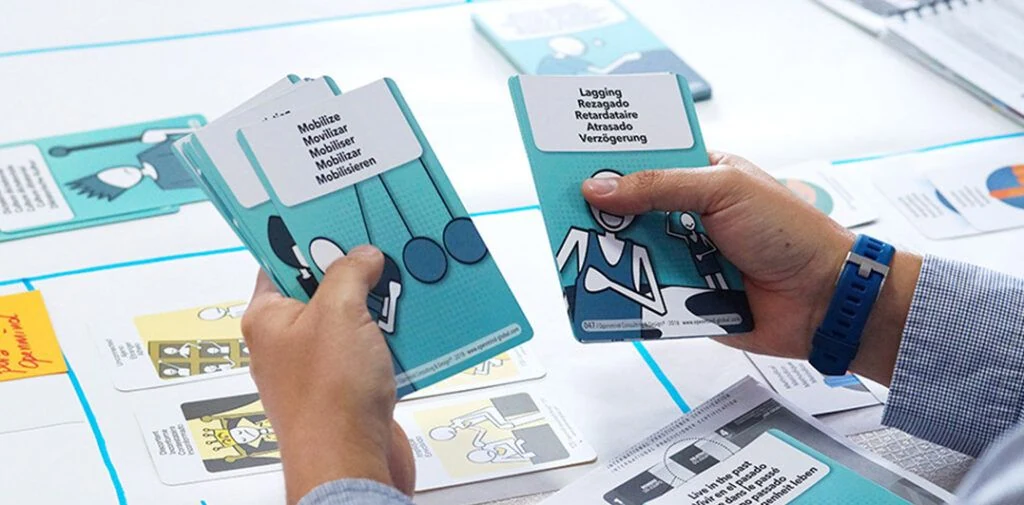 Tarjetas visuales sobre una mesa para explorar ideas y percepciones