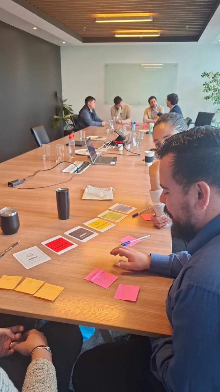 Participantes conversan y trabajan con tarjetas de colores durante el taller